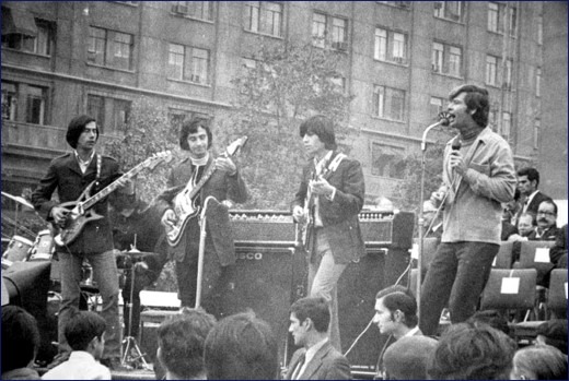 Los Amigos de María en un escenario al aire libre en Santiago, 1 de mayo de 1971.
